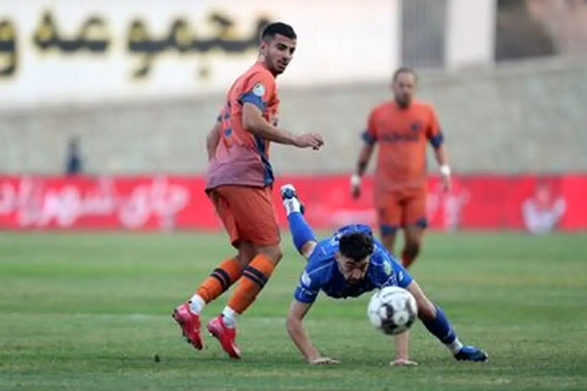 پوستر طعنه آمیز علیه استقلال؛ لوگوی آبی ها روی سینه داور/ عکس