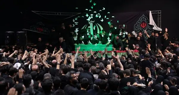 آخرین دیدار در معراج؛ وداع باشکوه خانواده‌های معظم شهدا با پیکر مطهر رهبر انقلاب/ ویدئو