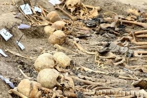 گورستان 1000 ساله‌ با مردگانی حلقه‌ در گردن