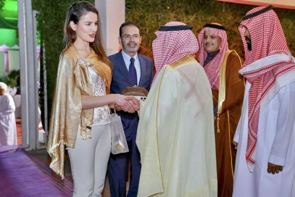 جنجال لباس خانم سفیر در مراسم افطار