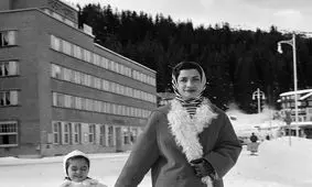  سفر در زمان؛ «اشرف پهلوی» در حال خروج از زوریخ سوئیس؛ سال 1332/ عکس

