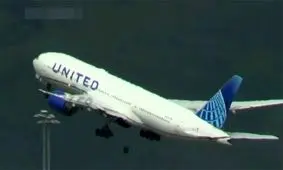 سقوط چرخ هواپیمای مسافربری آمریکایی حین پرواز و خسارت به چندین خودرو/ ودیئو