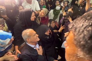 انتقاد پزشکیان از طرح مقابله با بی حجابی «نور»/ مداخلهای که به اسم نور انجام میدهند ما را به طرف سیاهی میکشد یا نور؟/ اگر باید کسی را بزنند ما مسئولین هستیم نه این بچه ها، آنها در مدارس ما تربیت یافتند/ ویدئو