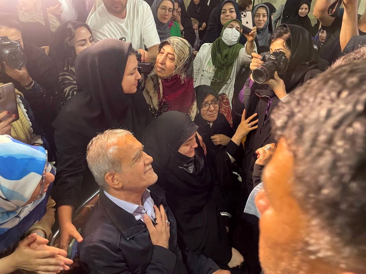 انتقاد پزشکیان از طرح مقابله با بی حجابی «نور»/ مداخلهای که به اسم نور انجام میدهند ما را به طرف سیاهی میکشد یا نور؟/ اگر باید کسی را بزنند ما مسئولین هستیم نه این بچه ها، آنها در مدارس ما تربیت یافتند/ ویدئو