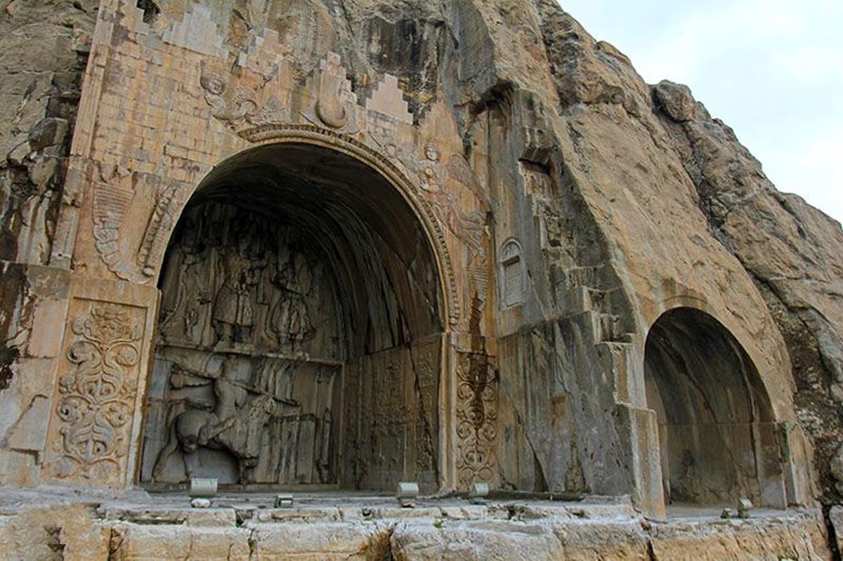 سفر به عصر قاجار؛ مردی که از نقشبرجستۀ «طاق بستان» بالا رفت؛ یک قرن قبل