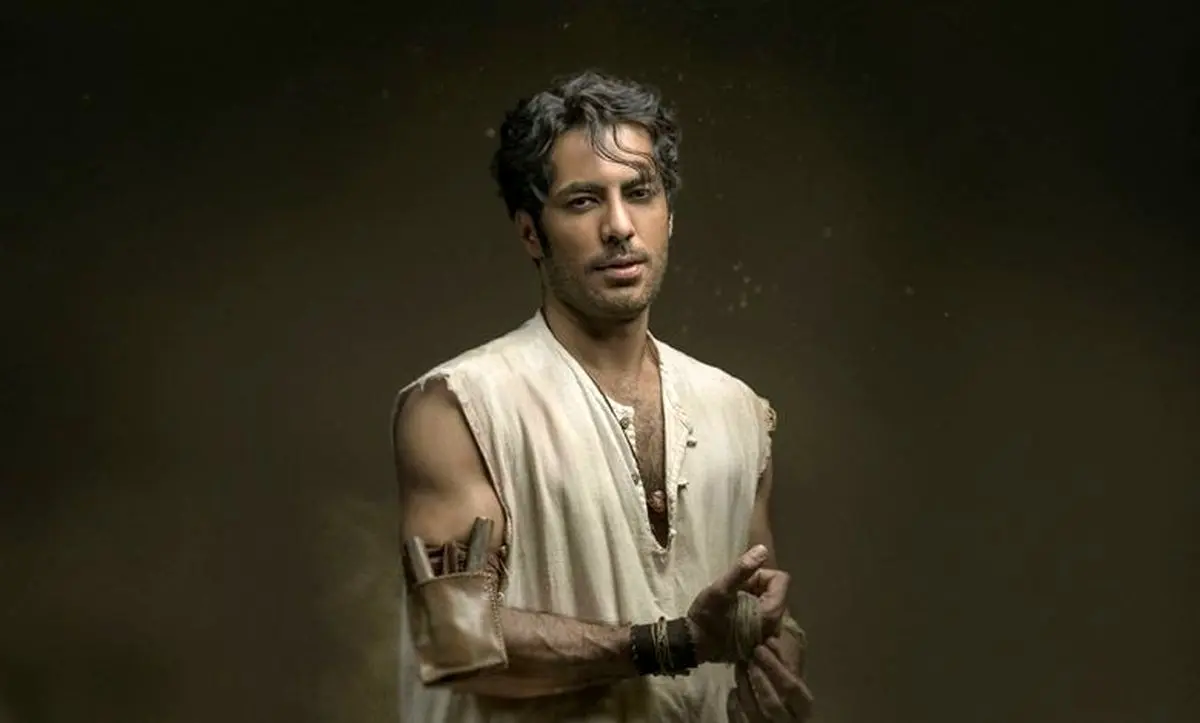 استایل به یاد ماندنی و خاص رحیم نجار بامداد خمار در یک مراسم هنری