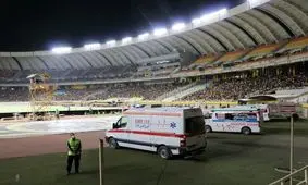 اتفاقی عجیب در لیگ دسته ۳ فوتبال ایران/ انتقال بازیکن مصدوم با خودروی سواری به بیمارستان/ عکس