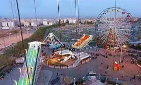  لحظات دلهره‌آور آویزان ماندن یک زن از چرخ‌وفلک / ویدئو