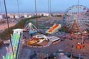  لحظات دلهره‌آور آویزان ماندن یک زن از چرخ‌وفلک / ویدئو