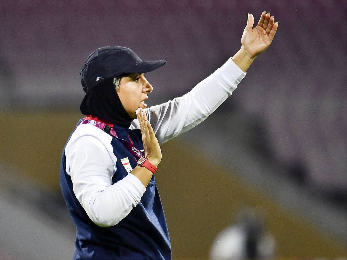 سرمربی تیم ملی فوتبال زنان: مربی خارجی بیاورند ولی بی‌انصافی نکنند