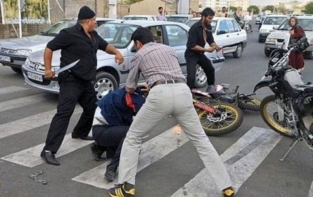 ویدئویی عجیب از حمله اراذل و اوباش به چند نفر در یک ساختمان