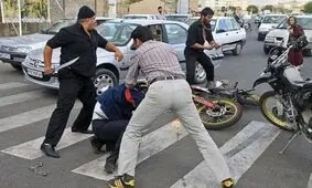 ویدئویی عجیب از حمله اراذل و‌ اوباش به چند نفر در یک‌ ساختمان 
