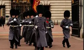 زیرگرفتن یک کودک توسط گارد سلطنتی بریتانیا!/ ویدئو