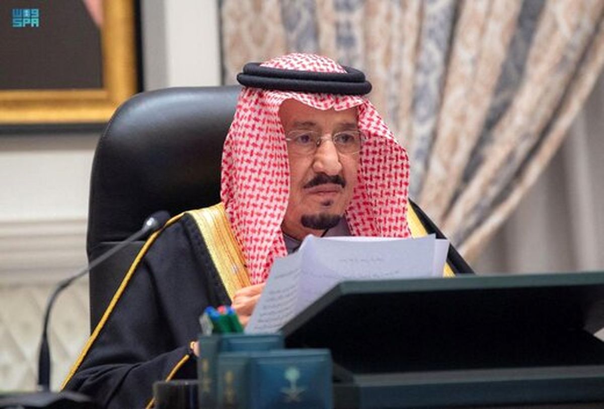 ملک سلمان، پادشاه عربستان در حال رقص شمشیر؛ سال ۱۳۸۱