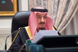 ملک سلمان، پادشاه عربستان در حال رقص شمشیر؛ سال ۱۳۸۱