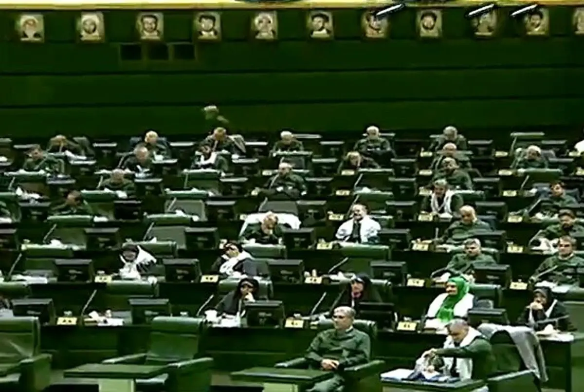 مجلس یکدست  لباس فرم سپاه پوشید/ ویدئو