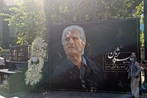 بدرقه پیکر زنده‌یاد «احمد پژمان» در مقابل تالار وحدت