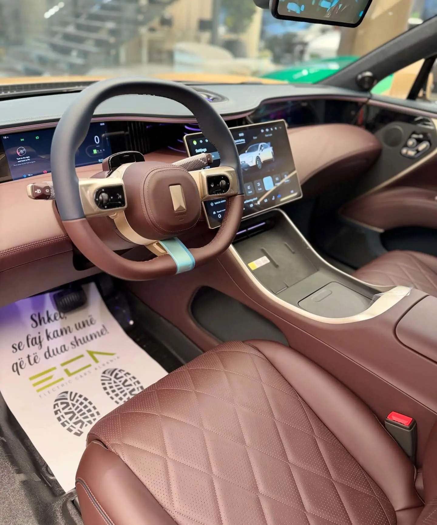 نمای ظاهری خودروی شاسی‌بلند الکتریکی آواتار ۱۱ الترا (AVATR 11 Ultra) به رنگ مشکی با رینگ‌های ۲۱ اینچی و باله عقب فعال.