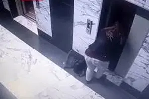 سقوط وحشتناک کودک بازیگوش در چاه آسانسور/ ویدئو