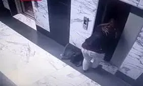  سقوط وحشتناک کودک بازیگوش در چاه آسانسور/ ویدئو