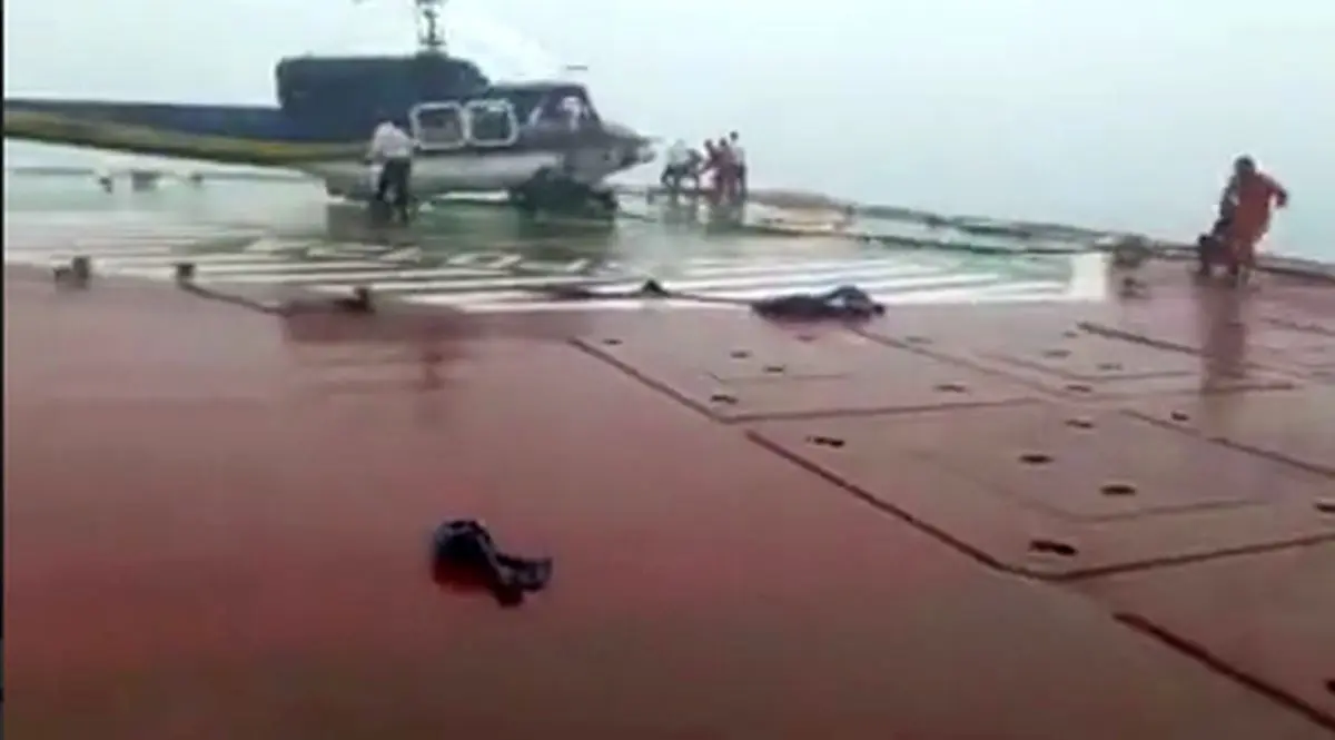 تلاش برای جلوگیری از سقوط بالگرد در آب