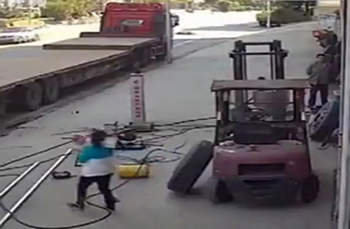 فیلم/ انفجار وحشتناک لاستیک تریلی با این مادر و کودک چه کرد!