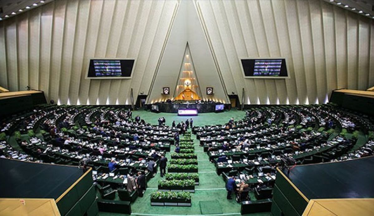 عکس/ آقای نماینده با فلاسک چای در صحن علنی مجلس!