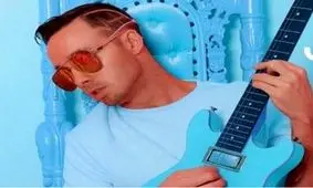 سقوط مرگبار خواننده 34 ساله از روی بال هواپیما! / هنگام ضبط ویدئو رخ داد