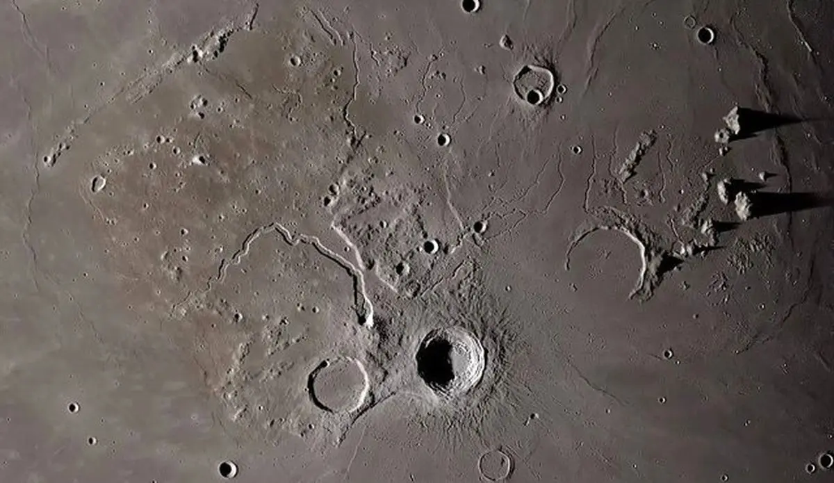 ماه را از نزدیک ببینید