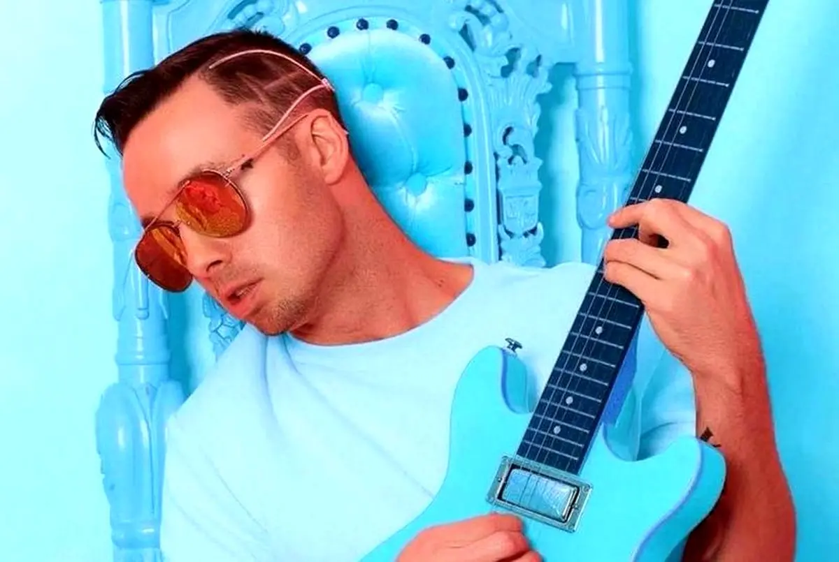 سانحه‌ای مرگبار برای یک خواننده / کشته شدن روی بال هواپیما