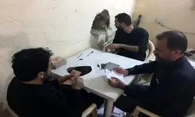 پشت پرده زحمات کارمندان ایرانی توزیع ارز از سوراخ های دیوار در نجف به زائران ایرانی/ آنچه نمی بینید!