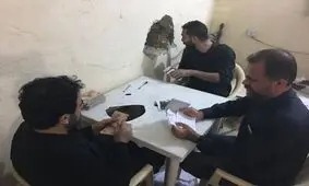 پشت پرده زحمات کارمندان ایرانی توزیع ارز از سوراخ های دیوار در نجف به زائران ایرانی/ آنچه نمی بینید!
