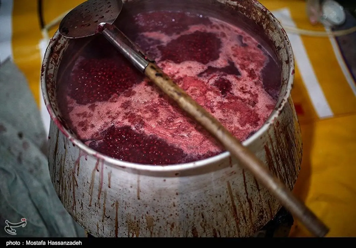 تهیه رب انار در شهرستان باغملک به‌روایت تصویر