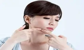 علت جوش چانه مشکل دیگری است + درمان گیاهی