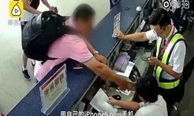 عکس العمل عجیب مسافر پس از لغو پروازش در فرودگاه! + فیلم