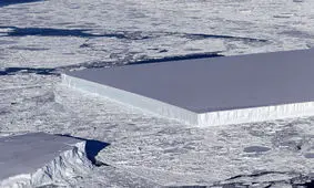 تعجب دانشمندان از توده یخ کاملا مستطیلی شکل در قطب جنوب!