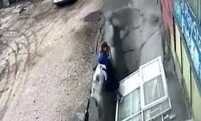 لحظه بلعیده شدن دو زن توسط گودال بزرگ پیاده رو! +فیلم