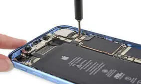 کالبدشکافی آیفون XR و نگاهی به باتری آن