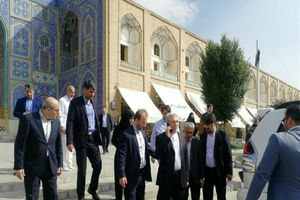 چرا رئیس سازمان میراث فرهنگی با خودرو به میدان نقش جهان اصفهان رفت؟+عکس