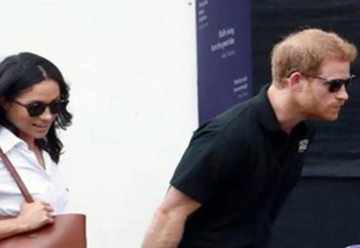 خطری که از بیخ گوش شاهزاده هری و همسرش گذشت +فیلم