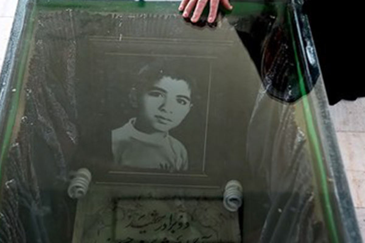 ادای احترام وزیر آموزش و پرورش به مقام شهدای دانشآموز