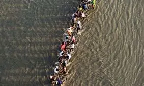 ساخت پل معلق بر روی رودخانه گنگ/عکس