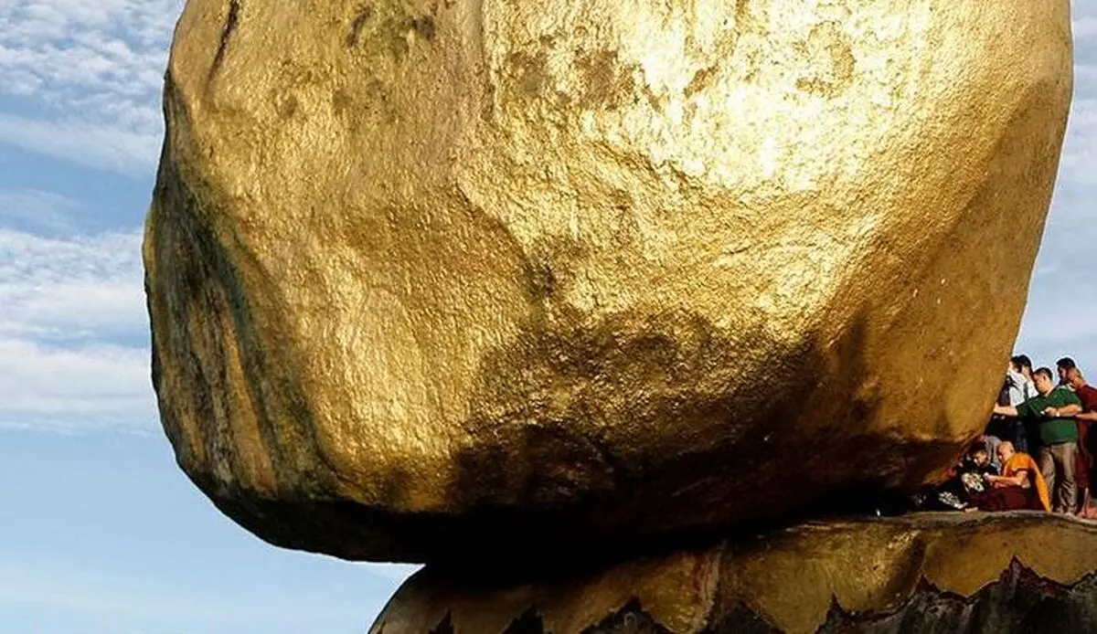 سنگ طلایی ۷ متری در میانمار