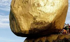 سنگ طلایی ۷ متری در میانمار