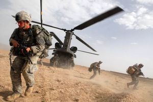 کشته شدن بیش از 20 نظامی و مسئول محلی افغان در سقوط هلی‌کوپتر