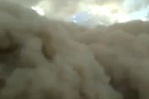 در پدیده‌ای نادر و کم وقوع، قطعه ابری در شین جیانگ چین بر روی زمین سقوط کرد