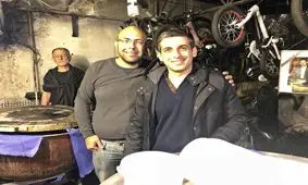 حمید گودرزی در کنار دیگ نذری در روز اربعین 