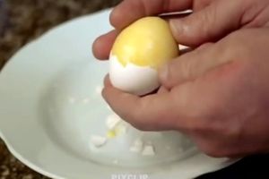 طرز پخت تخم مرغ آب پز/فیلم