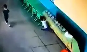 سقوط کابینت روی کودک خردسال+ فیلم