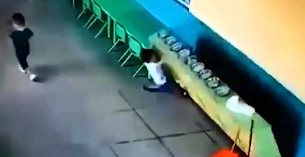 سقوط کابینت روی کودک خردسال+ فیلم